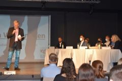 Schulleiter Norbert Schlee-Schüler begrüßt die Teilnehmer