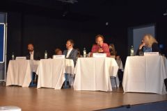 ie Kandidaten von Grünen und SPD neben den beiden moderierenden Politiklehrern